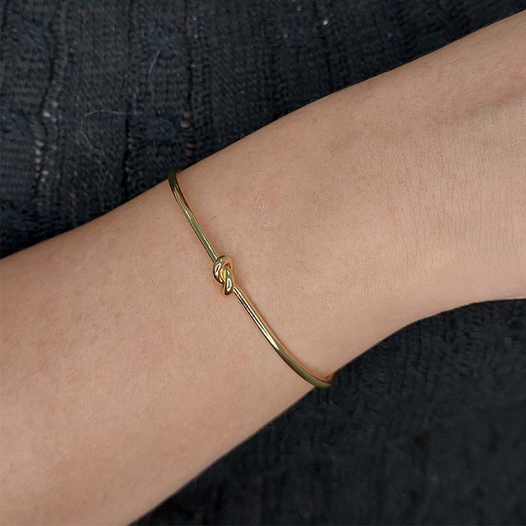 Bracelete Fino Com Nó Folheado Em Ouro 18k